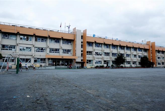 日本东京都内一所小学，学童于午休时间在操场嬉戏。（图／路透社）
