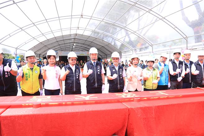 「太平區聯合行政中心」2023年1月7日開工，今（19日）舉辦上梁祈福典禮，由副市長黃國榮主持、立法委員何欣純、市議員賴義鍠、蔡耀頡、黃佳恬、張玉嬿等皆到場與會。（馮惠宜攝）