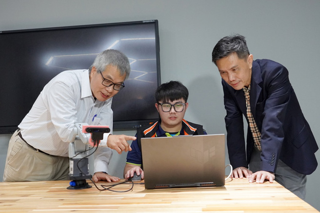 大叶大学人工智慧应用研发基地协助产业开发新技术(图/大叶大学提供)