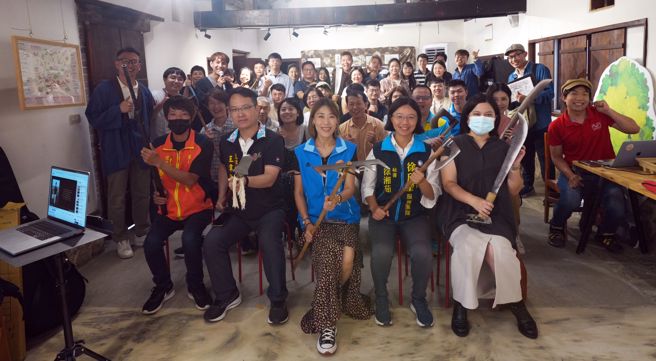 参与者拿起锄头、镰刀，以新埔义民军的姿态合影。(照片/玄奘大学提供)