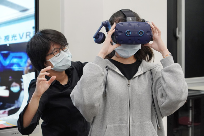 大叶大学视光系创新教学，打造VR未来教室。(图/大叶大学提供)