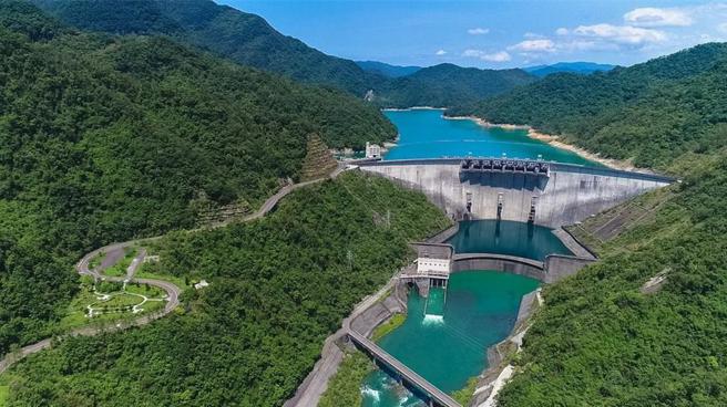 水利署19日表示，水庫放水主要為滿足下游用水需求，並無為發電而放水情形。圖／水利署提供