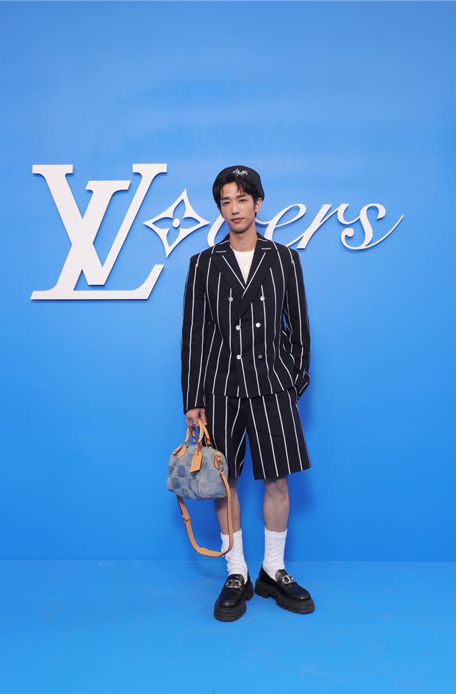 台灣代表劉以豪一身LV條紋西裝造型，現身2025春夏男裝大秀。（LV提供／黃唯淯台北傳真）