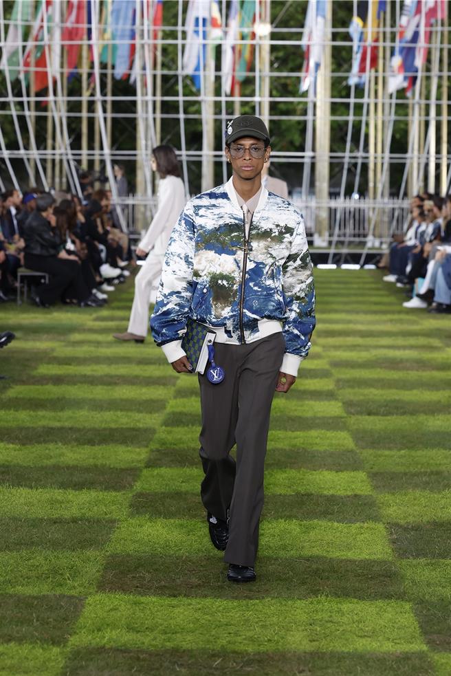LV此次男裝大秀，強調從另一個角度反思人類行為。（LV提供／黃唯淯台北傳真）