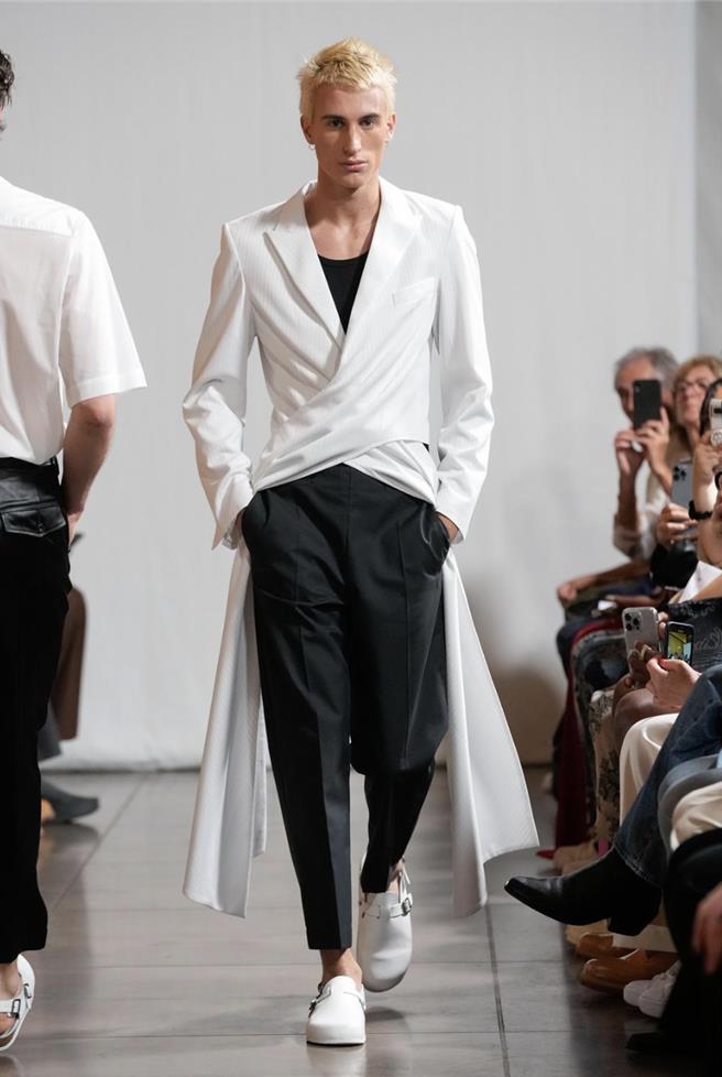 Valette Studio以其精緻的剪裁與設計，在巴黎時裝周中成為最受注目的新銳設計師品牌之一。（摘自FHCM／黃唯淯台北傳真）