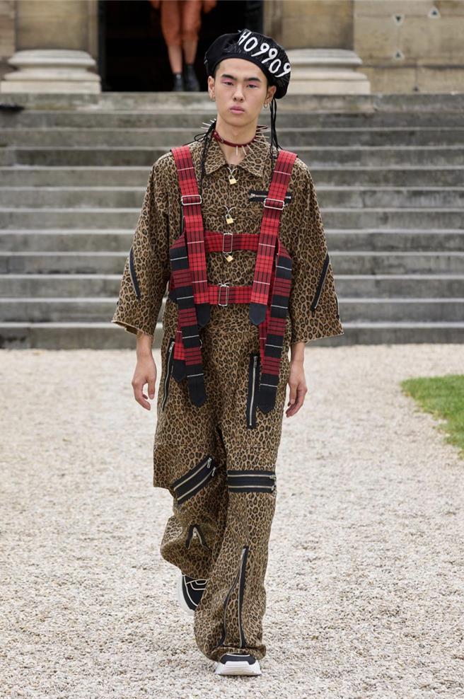 Kidill以不少戰爭元素妝點服裝細節。（摘自FHCM／黃唯淯台北傳真）