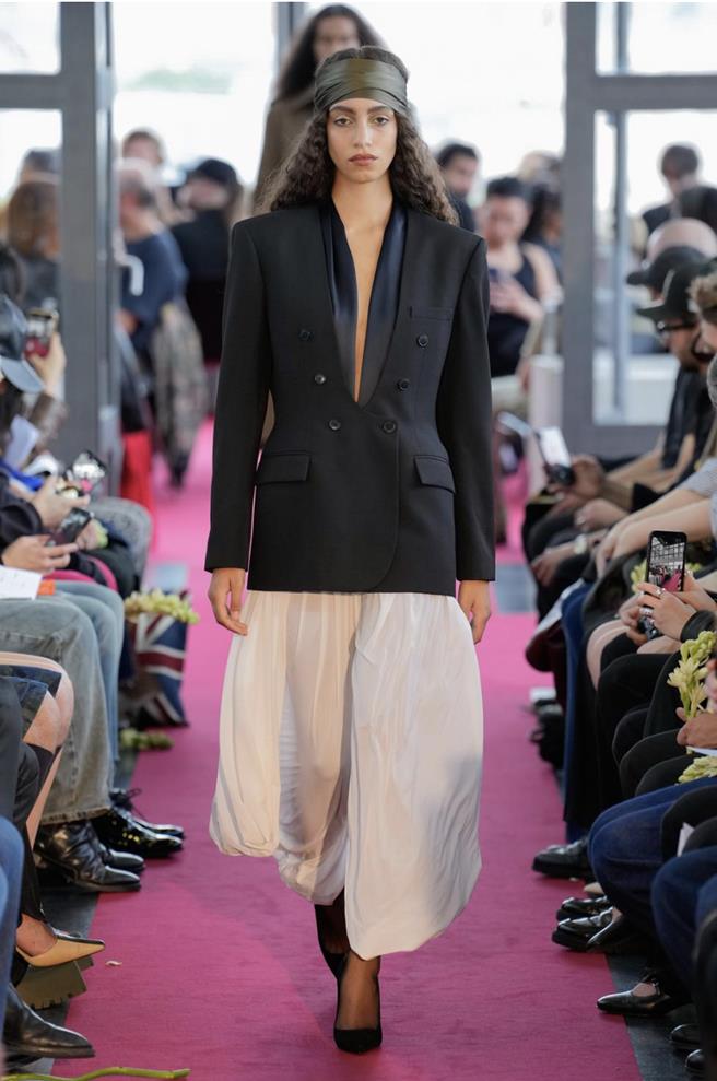 Burc Akyol開頭就來一套反戰與和平的象徵，大秀主題不言而喻。（摘自FHCM／黃唯淯台北傳真）