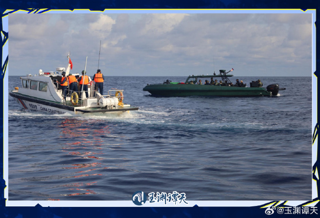 中國海警對菲船艇依法採取警告攔阻、登臨檢查、強制驅離。（翻攝自微博玉淵譚天）