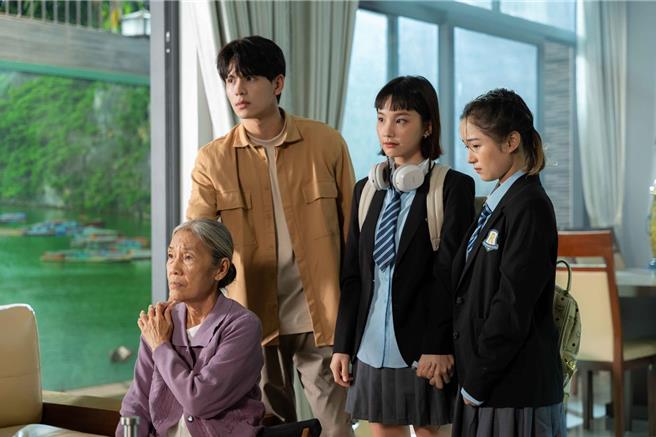 《媽的人生願望》由「越南國民阿嬤」清嫺（左一）主演。（車庫娛樂提供）