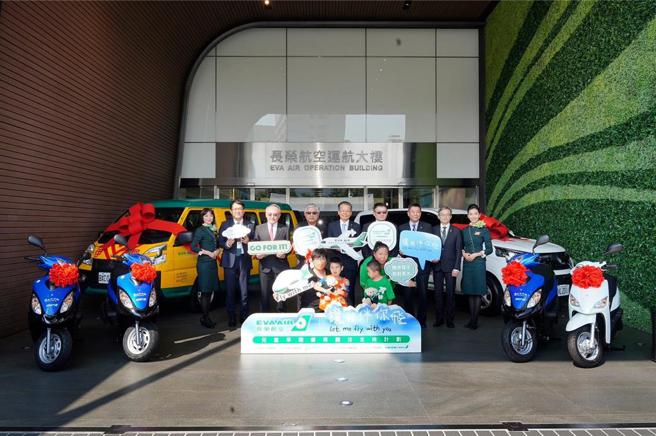 長榮航空「讓我伴你飛」記者會特別邀請慢飛家庭(前排)分享早期療育過程的點點滴滴，透過早療交通工具捐贈，持續伴飛慢飛天使們展翅高飛。圖／長榮航空提供