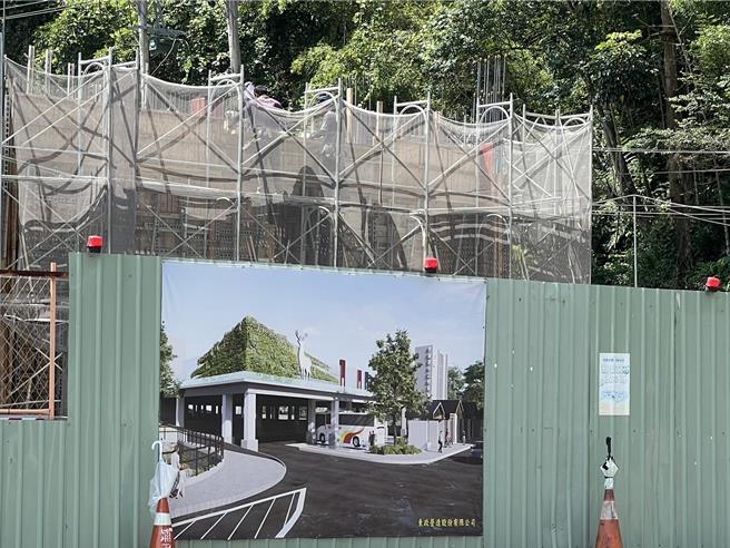 日月潭伊达邵中正停车场施工进度约6成，略超前4％，年底将竣工营运，停车场外观融入邵族逐白鹿等意象。（杨静茹摄）