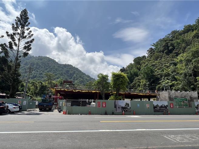 日月潭伊达邵中正路边的停车空地，仅能停放15辆游览车、44辆小客车，改建为2层楼的立体停车场，届时可停14辆游览车、144辆小客车。（杨静茹摄）