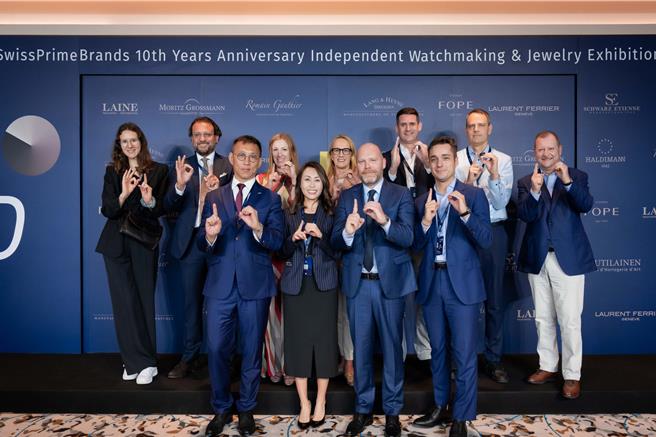 瑞博品创办人及日本、香港、台湾总经理与参展品牌Moritz Grossmann、FOPE、Laurent Ferrier、Lang ＆ Heyne、LAINE、Haldimann、Schwarz Etienne舒瓦茨代表共同合照。（瑞博品提供／黄唯淯台北传真）
