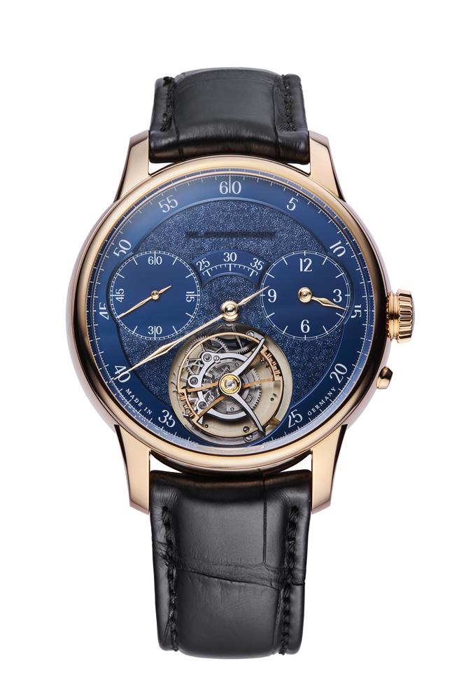 Moritz Grossmann为瑞博品10周年打造的特别版，Tourbillon Tremblage Royal Blue，面盘上的雕花与陀飞轮是精彩之处，售价668万元。（瑞博品提供／黄唯淯台北传真）