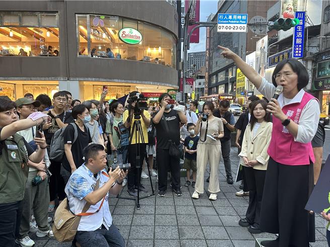 民进党新北市党部本周启动新北街头宣讲，结合各区地方党公职，新北市党部主委苏巧慧19日赴板桥府中宣讲。（高钧麟摄）