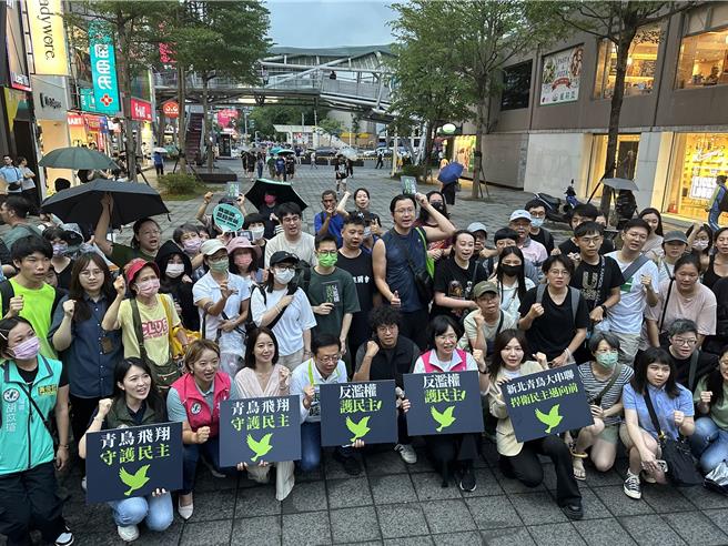 新北市党部主委苏巧慧19日赴板桥府中宣讲，吸引约百人驻足聆听。（高钧麟摄）