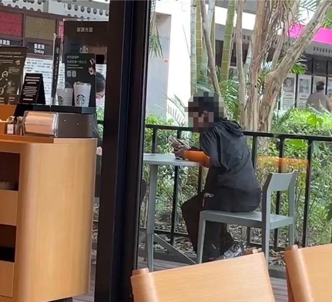 吳姓車手從台南搭計程車到國道南投服務區星巴克收取30萬元，立即遭警方逮捕，他身上還起出毒品。（警方提供／楊靜茹南投傳真）