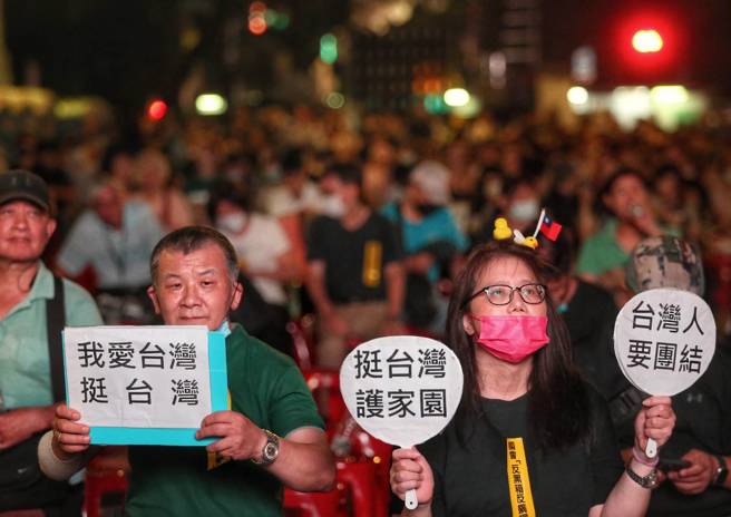 台湾公民阵线等团体19日在立法院周边举行「公民反国会滥权，重返立法院集结」行动，晚间民眾持续在现场表达诉求。（王英豪摄）