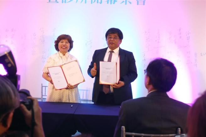 图左为雷文虎克董事长翁素蕙、右为生展董事长陈威仁。图／生展提供