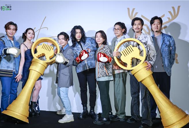 人气乐团「告五人」、金曲乐团「麋先生」为同门好友的两团今年双双入围第35届金曲奖。（罗永铭摄）