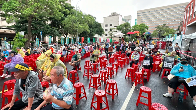 下午立院外青岛东路及济南路仅数百人。（图／中天新闻台提供／中天记者涂丰骏摄）