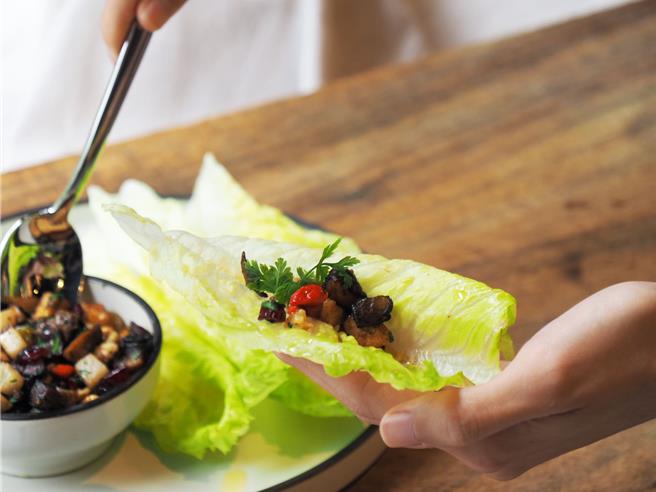 「亚洲风牛肝蕈果乾豆腐松」则是一道全素创意料理。(品牌提供) 