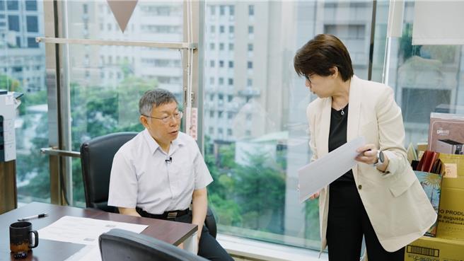 節目中播出柯文哲與民眾黨立委黃珊珊討論議事策略的情形，黃珊珊表示，待《財劃法》草案進入委員會審議，「民進黨一定會提散會動議」，但她會反對。（民眾黨提供）