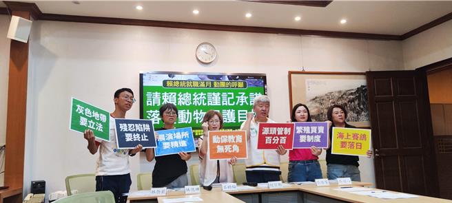 動保團體提出「禁止海上賽鴿公投」及「禁止山豬吊公投」全國性公投外，還有在台北市提出的「禁止黏鼠板公投」。（林良齊攝）