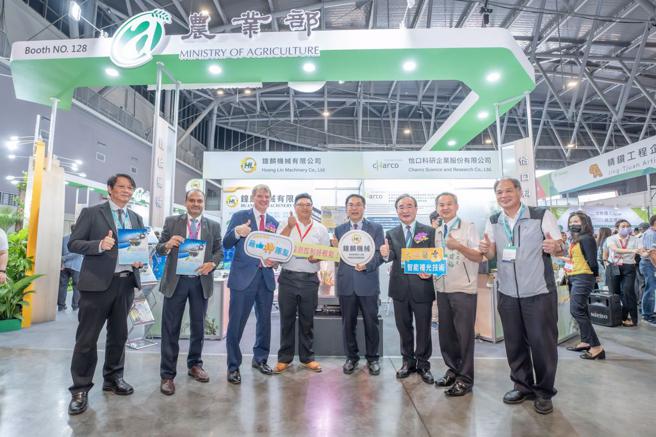 農業部次長胡忠一及臺南市市長黃偉哲親臨展會，嘉勉臺灣館參展業者。圖/農業部提供
