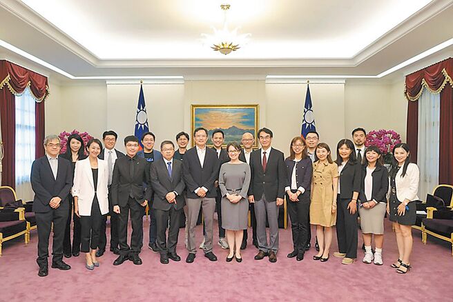 副总统萧美琴18日接见「台湾网路暨电子商务产业发展协会（TiEA）」，与访宾一行合影。图／总统府提供