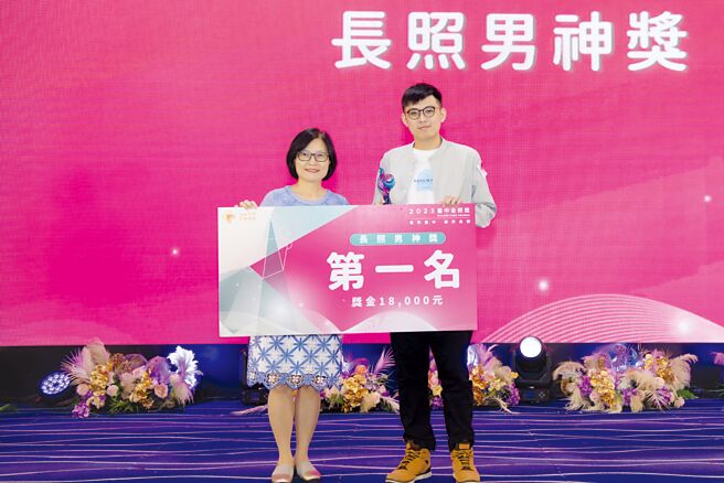2023獲台中金照獎「長照男神獎第一名」宋青宇（右）。圖／台中市衛生局提供
