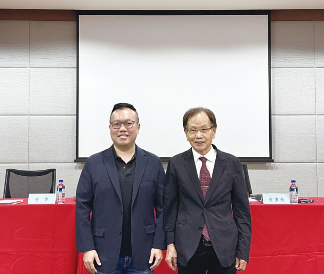 亚崴机电18日股东会，补选一席董事，由程泰集团董事长杨德华（右）次子－亚崴总经理杨尚儒（左）当选，启动二代接班布局。图／沈美幸