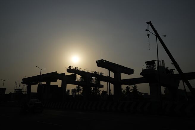 投信法人分析，下半年评价回升有利REITs上攻，目前折价幅度约7％，本益比约16.6倍，深具投资价值。图／美联社