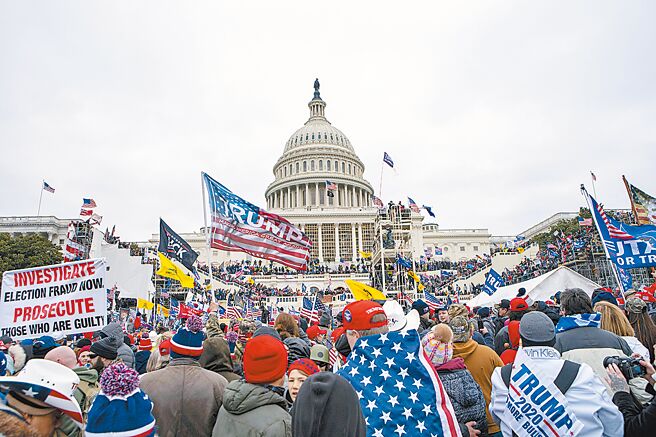 2021年元月6日，川粉硬闯国会，四处横行。（美联社）