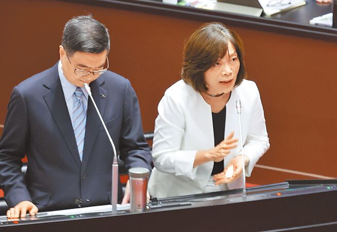 立委王世堅批評，如果勞保只撥補而不談改革，就是「鴕鳥！」，勞動部長何佩珊（右）18日陪同行政院長卓榮泰（左）在立法院答詢時表示，撥補只是改革方案之一，王自己也講到「多繳少領」不可行，但社會上所有討論都是要這種改革。（姚志平攝）