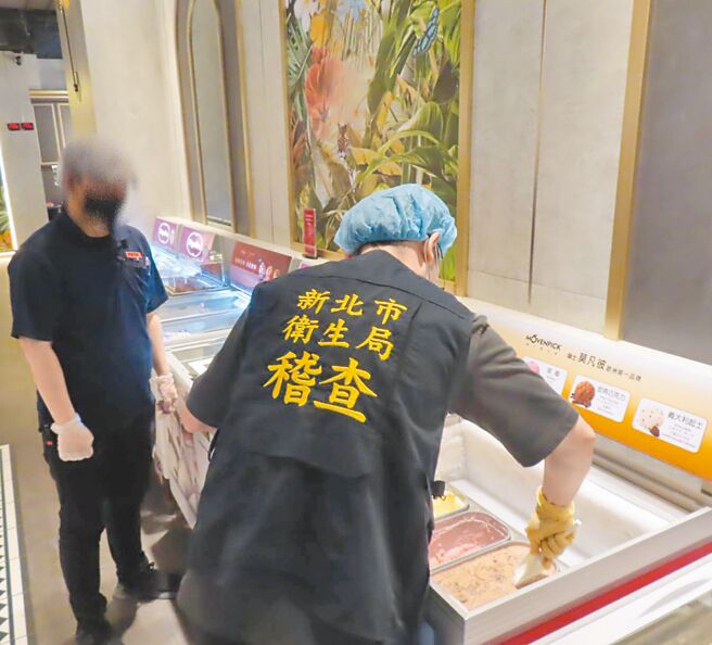 新北市卫生局稽查人员至新马辣新店裕隆城店採集食物检体。（新北市卫生局提供／王扬杰新北传真）