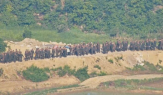 北韩军人再度越界，因踩到地雷造成许多人伤亡。（美联社）