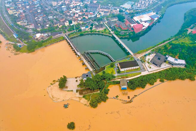广东、福建受到连日暴雨袭击，各地山洪、山崩频传，目前已酿9死17失踪，数10万民眾受灾。图为闽江福州段水位上涨。（中新社）