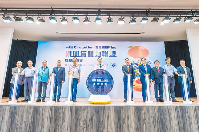 桃园市携手微软和元智大学开办免费的中小企业资讯力课程，主打AI应用能力及资讯安全，市长张善政（中）盼透过微软优质教材和元智优良师资，推动资讯力素养，让桃园成为名符其实的数位化城市。（蔡依珍摄）
