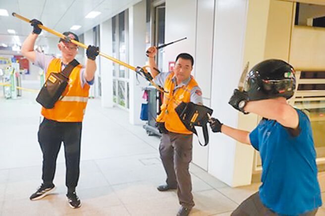 台中捷运列车5月21日发生随机砍人事件，引发各界对大眾运输工具安全的重视，为提升安全防护措施，中捷宣布将实施「列车班班有保全或警察」措施。（台中市府提供／林欣仪台中传真）