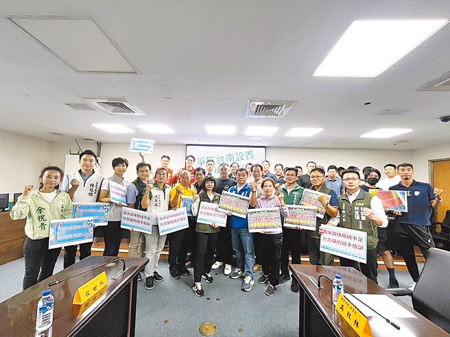 台南市10多位跨党派议员18日偕台南市体育总会游泳委员会共同争取设置国际标准室内游泳池。（洪荣志摄）