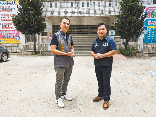 嘉義縣議員黃啟豪（右）與新港鄉長葉孟龍認為，舊新港鄉衛生所或可活化為「交趾陶文物館」用途。（黃啟豪提供／廖素慧嘉縣傳真）