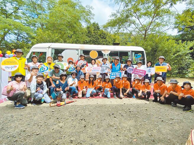 云林县古坑乡「205石壁北天宫至云岭之丘」幸福巴士18日举办通车典礼，让全台民眾可更易来到草岭、石壁，体验樱花、竹森林疗癒基地等休憩景点。（云林县政府提供／张朝欣云林传真）
