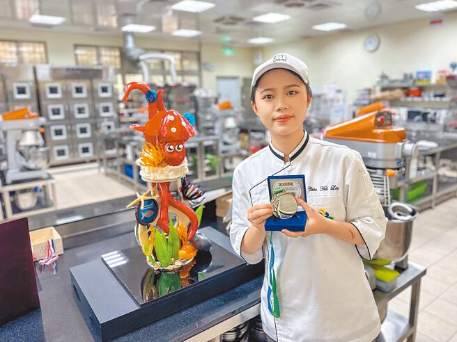 屏科大食品科學系四年級林佳慧獲得總統教育獎，18日舉行成果發表會，並分享心路歷程。（屏科大提供／羅琦文屏東傳真）