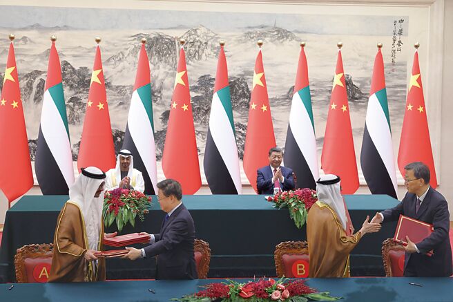 在中東各國致力發展人工智慧（AI）的同時，也意味點燃新一波的美中角力。圖為阿拉伯聯合大公國總統穆罕默德訪華場景。（中新社）