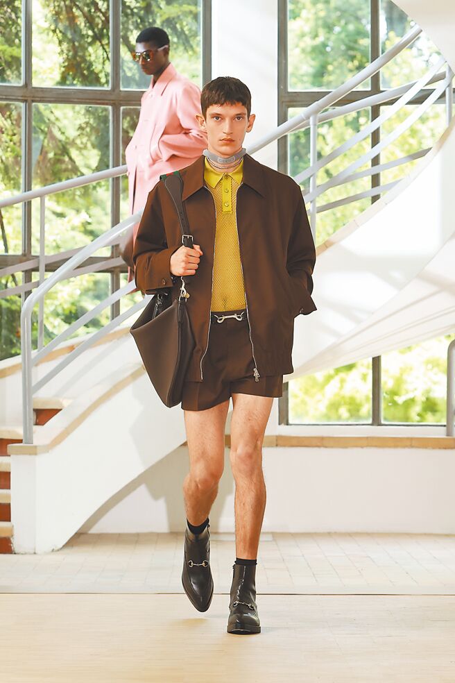 鏤空polo衫搭配夾克、短褲，是本季重點廓形。（GUCCI提供）