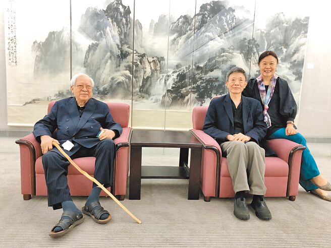 作者夫妇在欧豪年教授（左一）画展会场与其合影留念。（王寿来提供）