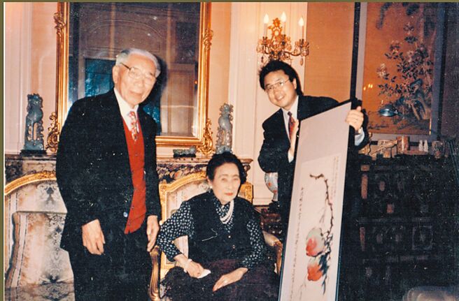 蔡孟坚先生赠送蒋夫人欧豪年教授所绘的《寿桃图》。（王寿来提供）