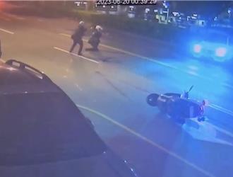 屏東賓士倒車衝撞警遭「連開14槍」   卻一個甩尾跑了