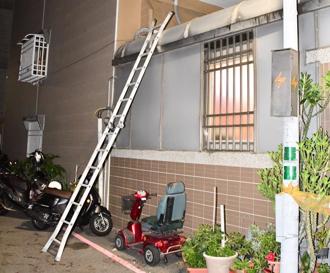架鋁梯翻陽台破窗前妻男友家殺人！兒「以為家進小偷」搏命挨2刀